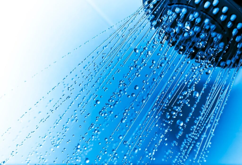 how many gallons per minute does a shower use