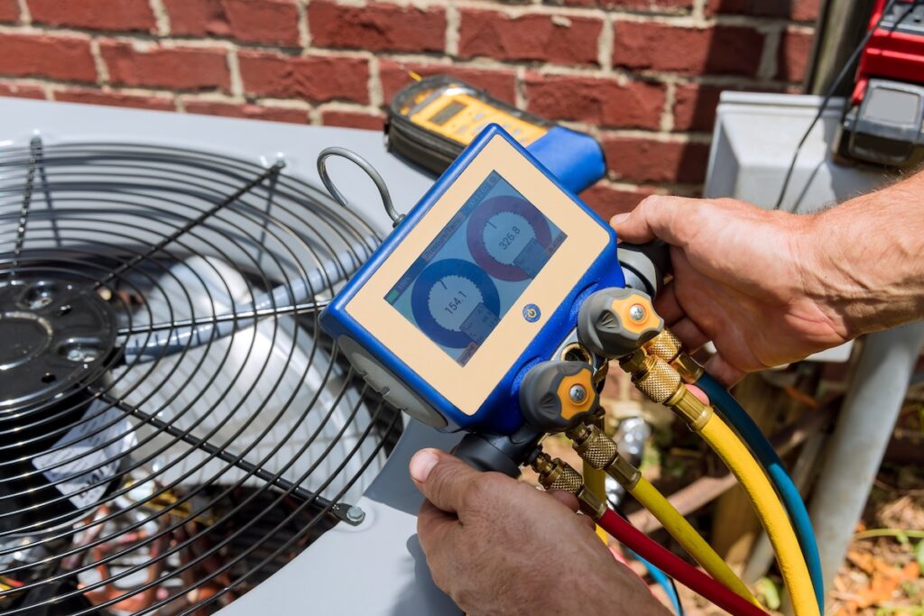 Air conditioner check service, leak detection, fill refrigerant, device meter liquid cooling in specialist technicians. 